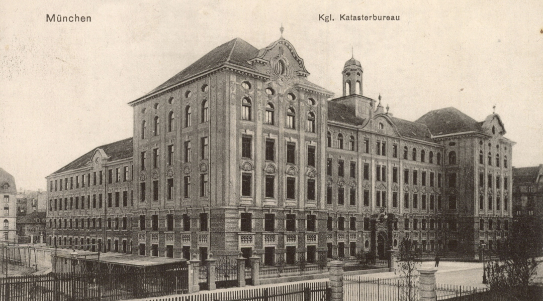 Schwarzweißaufnahme des Dienstgebäude des Kgl. Katasterbureaus in München, Alexandrastraße 4, Aufnahme von 1907.